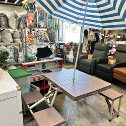 Kids Portable Picnic Table With 2 Umbrellas 