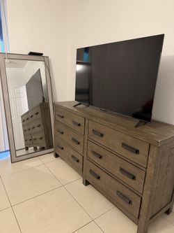 City furniture 6 drawer dresser in excellent condition includes full size mirror and 55"