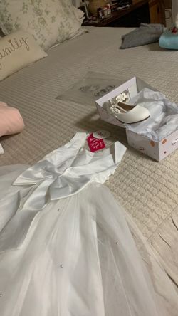 Vestido y zapatos blancos para bautizo o para la niña de las flores en una boda