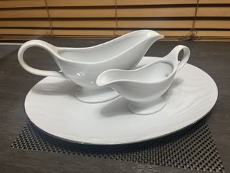Serving plate with 2 gravy bowls