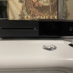 Xbox One, 4 Games Plus Rechargeable Controller 500GB HD 