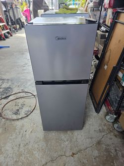 New Midea 4.5 cu. ft. Compact Refrigerator with Freezer. Dented on back!