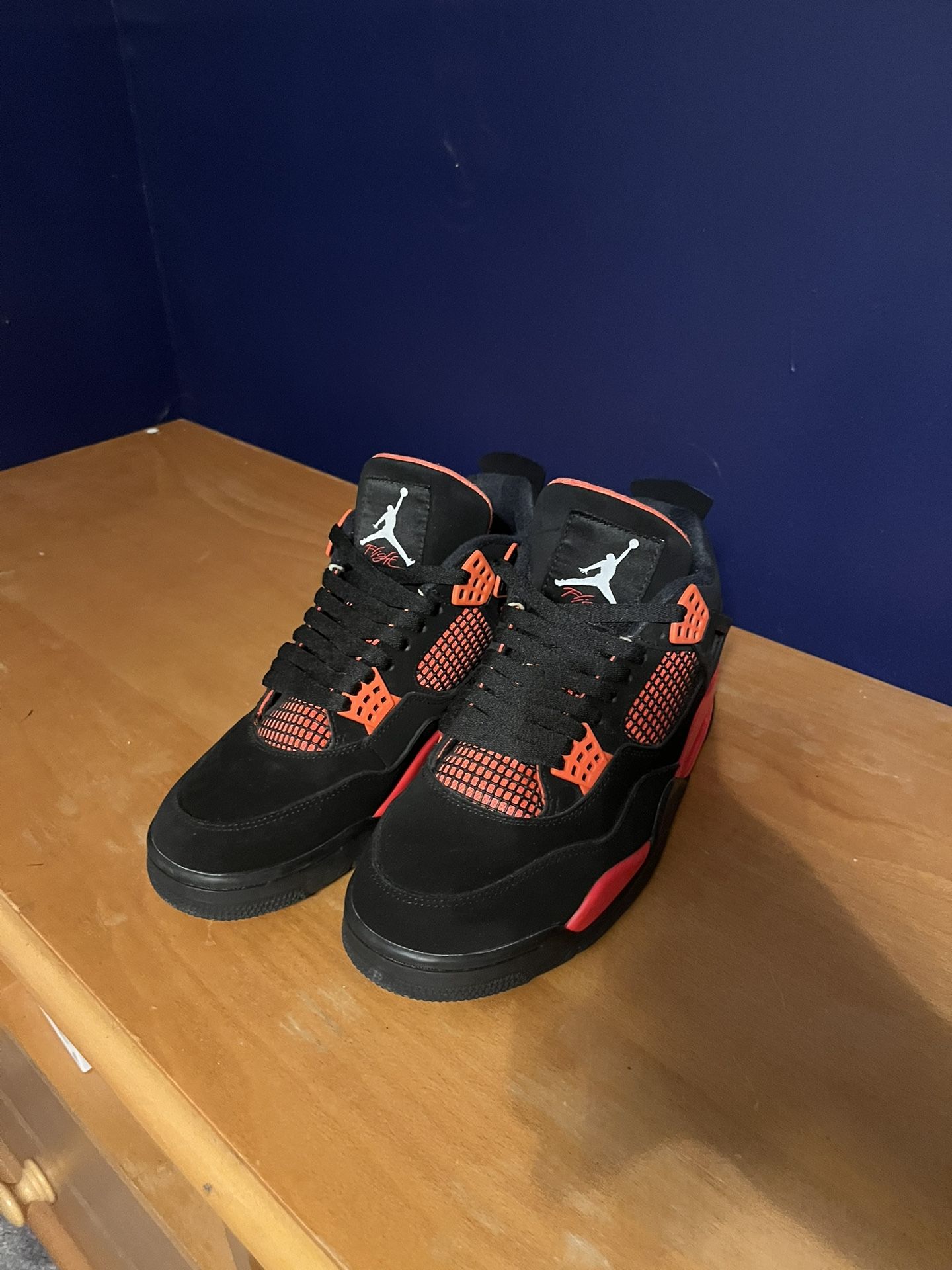 Retro jordan 4s thunder
