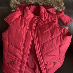 Women’s Lg Zipper Front Puffer Vest With Hood 