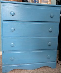 Wood dresser/chest of drawers