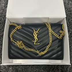 CASSANDRE ENVELOPE CHAIN WALLET IN GRAIN DE POUDRE LEATHER