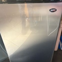Sanyo Stainless Still Mini Fridge 