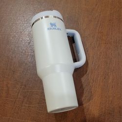 Stanley Quencher Tumbler 40oz Gray New, no tags.
New, never been used.
Weight 1lb 6oz plus shipping materials. Height 10.25"