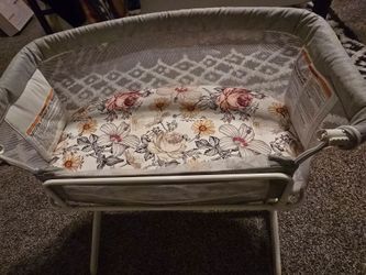 Baby Bassinet with Floral Mattress Sheet