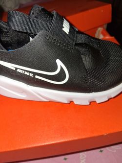 Nike infant  boy size 6c black and white