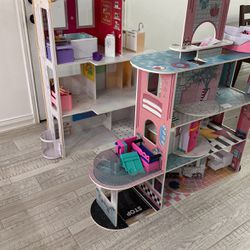 2 Doll Houses 