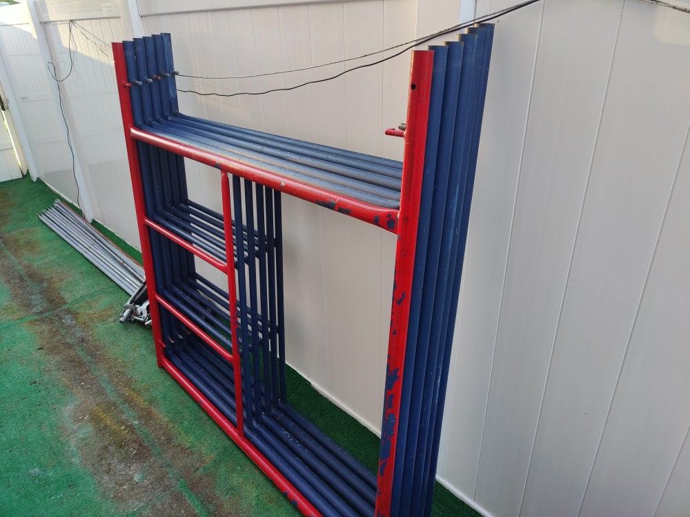 Mason Scaffold Set Of Three With Wheels And Aluminium Planks