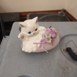 Ceramic fasting cat the purple flowers five bucks pick up only 865 Ellsworth avenue right off of east Livingston avenue Columbus Ohio 43206 12 minutes