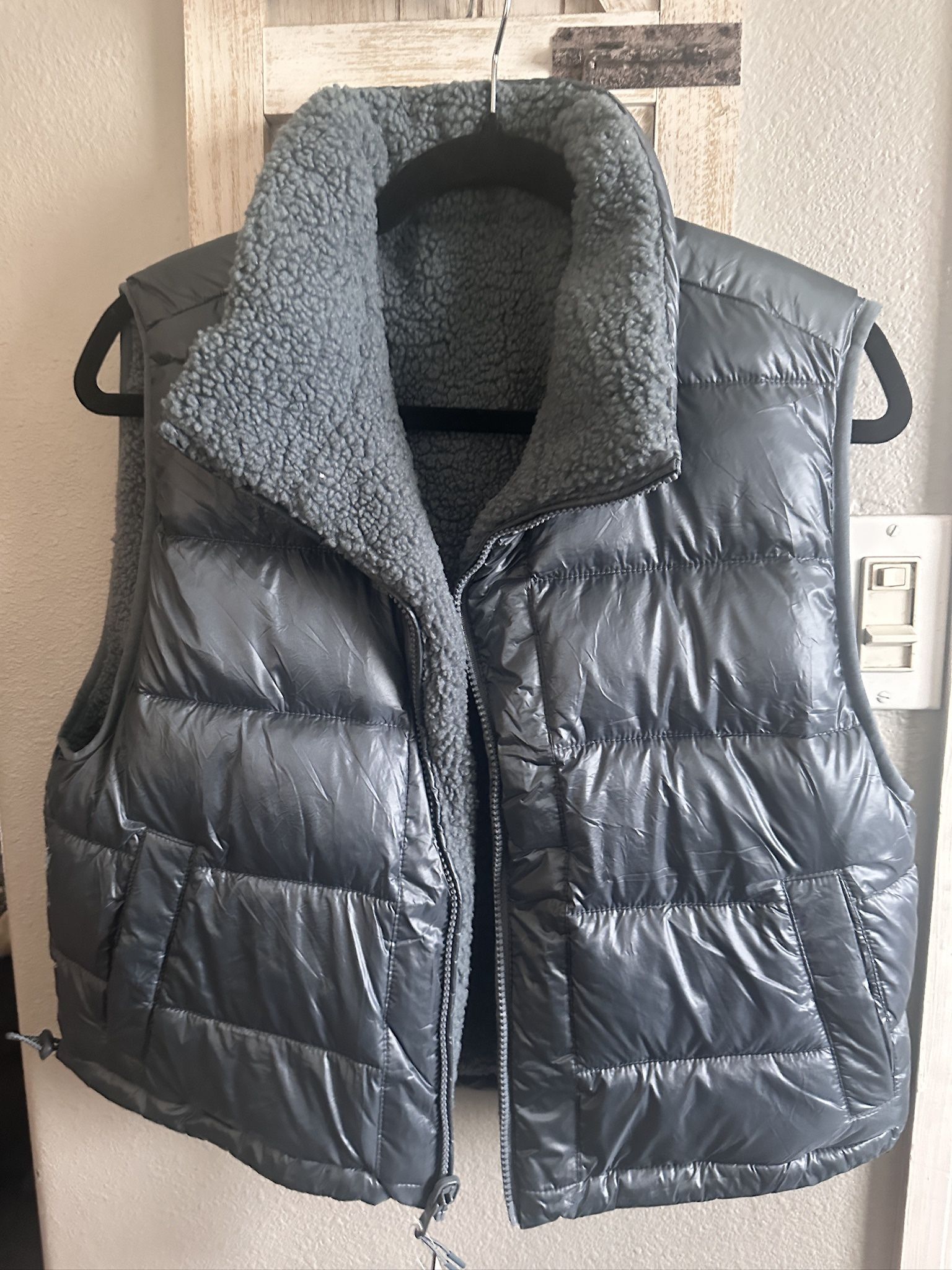 **NEW Hollister Women Reversible Puffer Vest Size medium