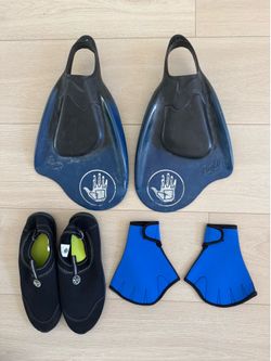Water shoes, gloves and water shoes