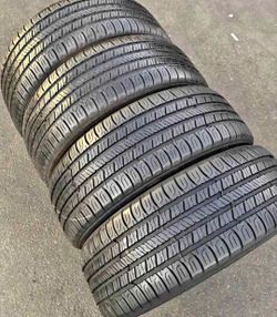 225 65 17 Goodyear tires Con 80% de Vida Las 4