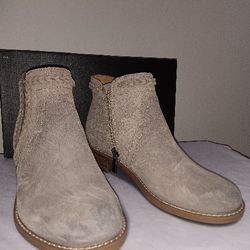 Earth Women's Nika Ankle Boot Size 5