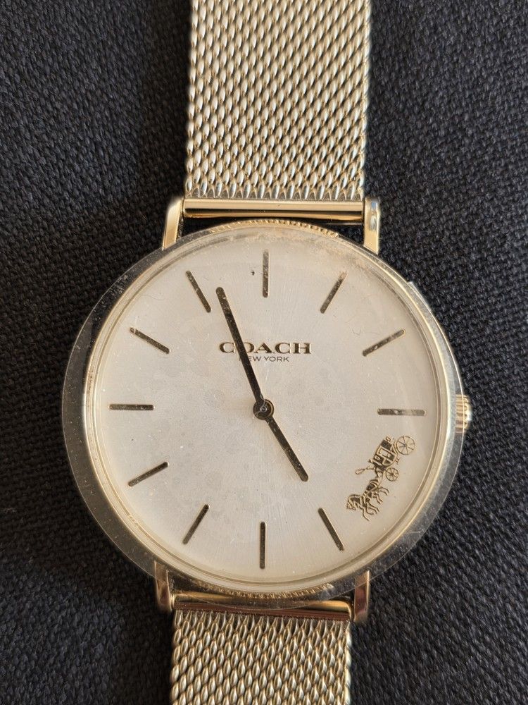 COACH Signature and an elegant fine mesh bracelet New it need battery but it does not have box