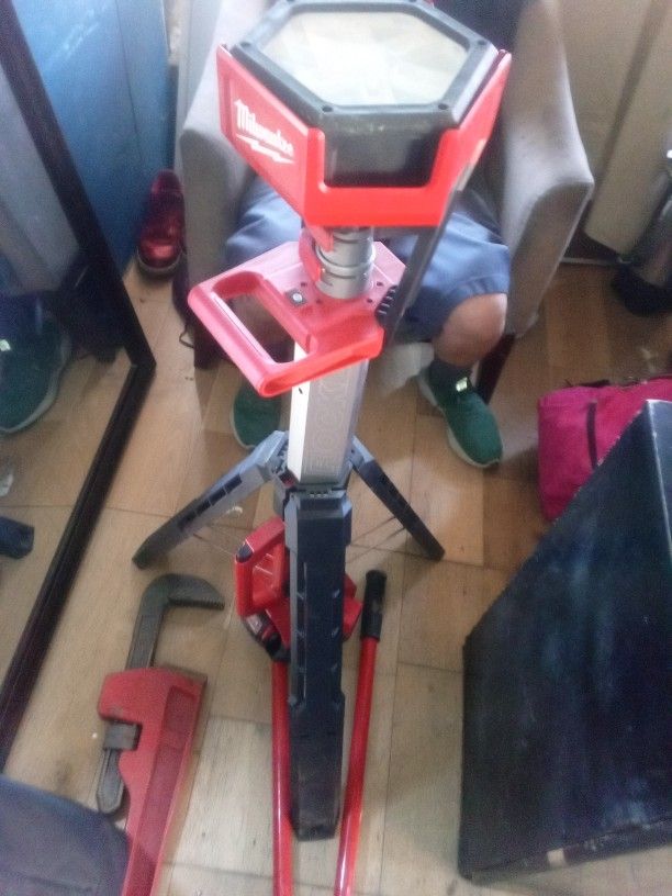 Milwaukee M18 Dual Power Rocket Light Tower