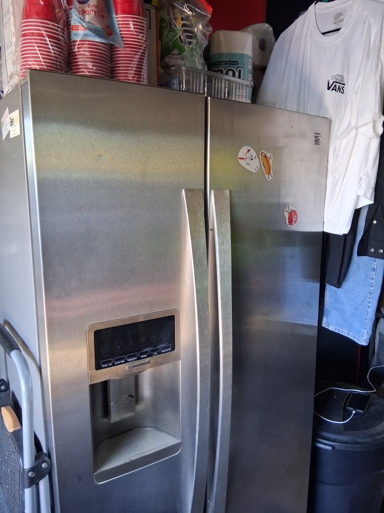 GE Refrigerator Double Doors. Has Filter And Water Connected