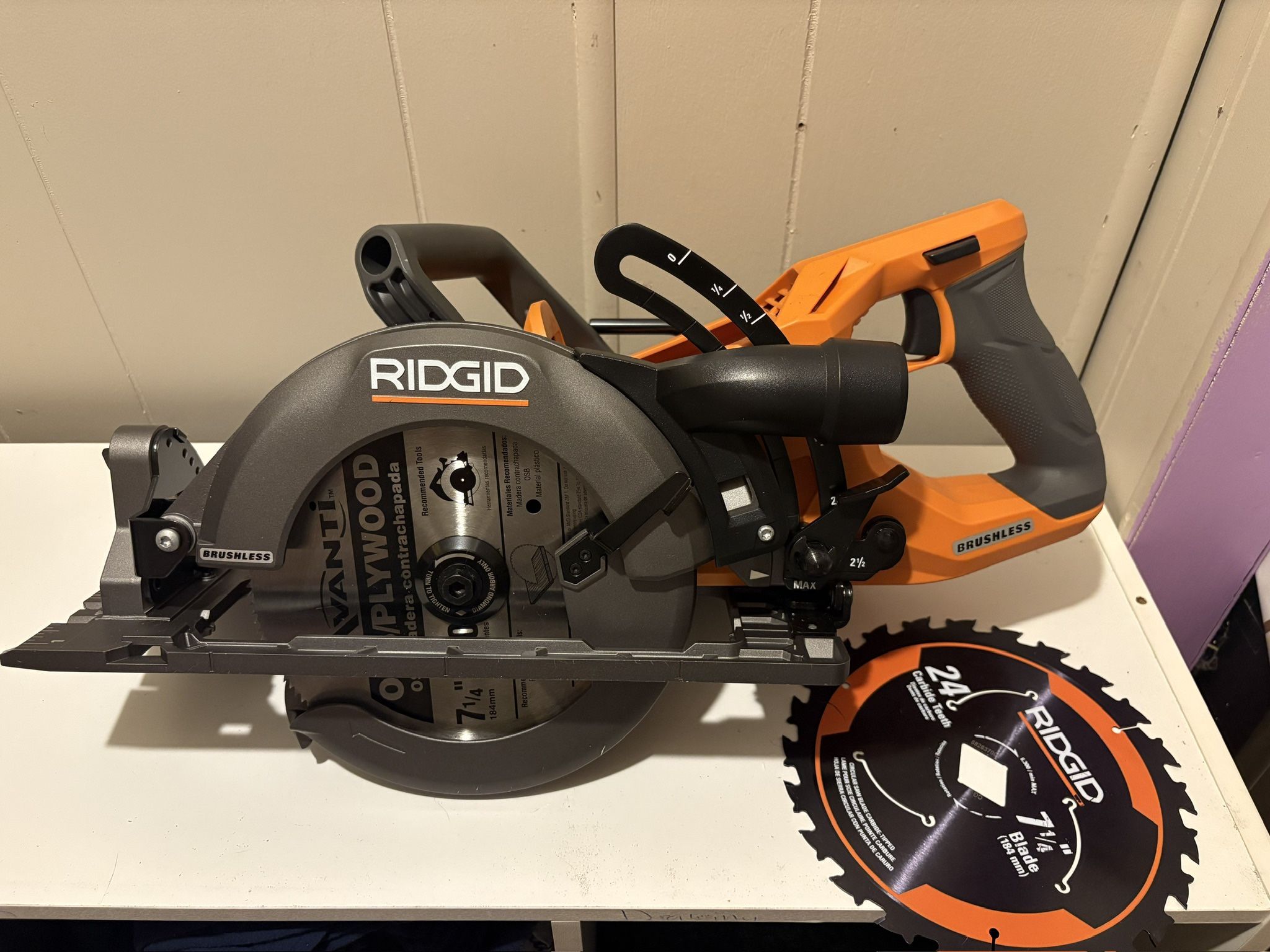 RIDGID18V Brushless Cordless 7-1/4 in. Rear Handle Circular Saw (Tool Only)