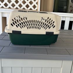 Medium Size Dog Crate Like New 