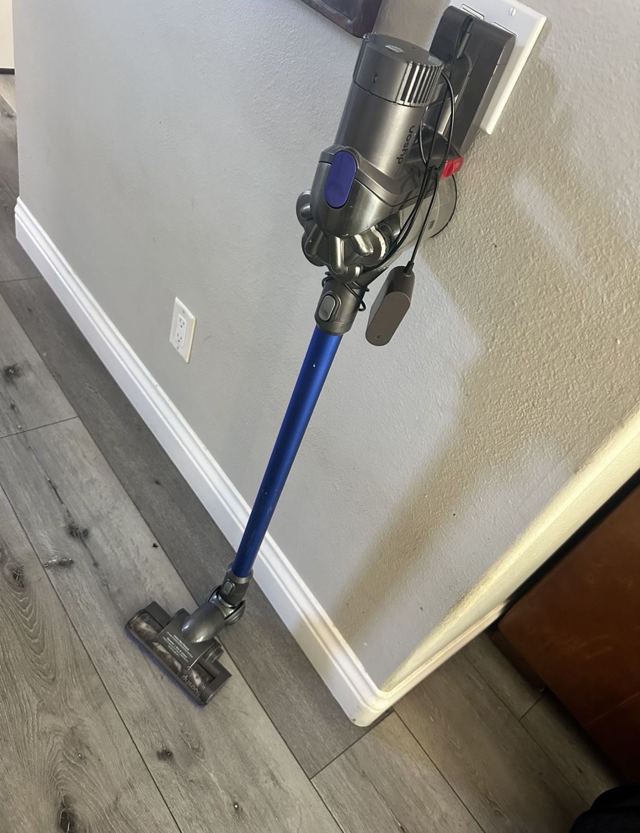 Dyson Cordless 44 Animal Stick Vacuum W Charger