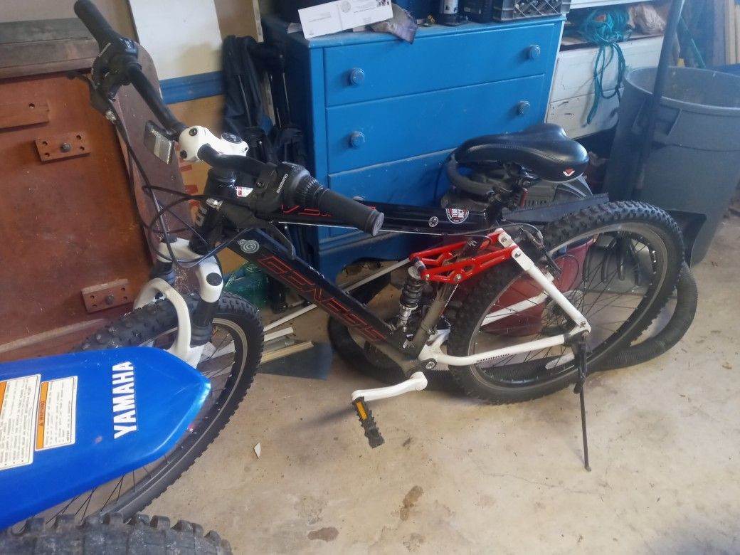 Genesis v2100 mens mountain bike