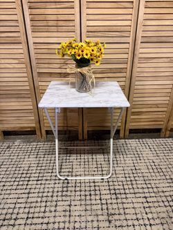 Folding tray table