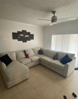 Beautiful high quality sectional in LIKE NEW CONDITION!  NO STAINS OR RIPS! NO PETS OR SMOKING HOME! RETAILS FOR 2,500!!