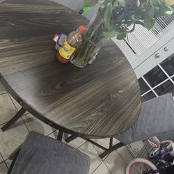 Round Table With 4 Chairs In Good Condition 