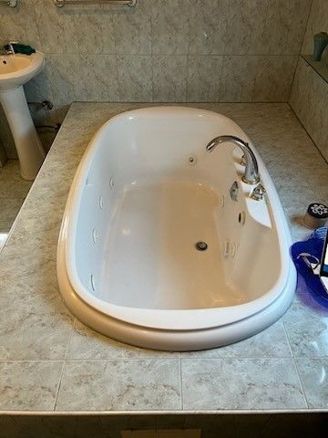 Kohler Jetted Tub