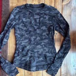 WOMENS SIZE 10 LULULEMON CAMO SHIRT TOP LONG SLEEVE 