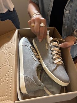 Taos women’s shoes size 8.5 brand new in box