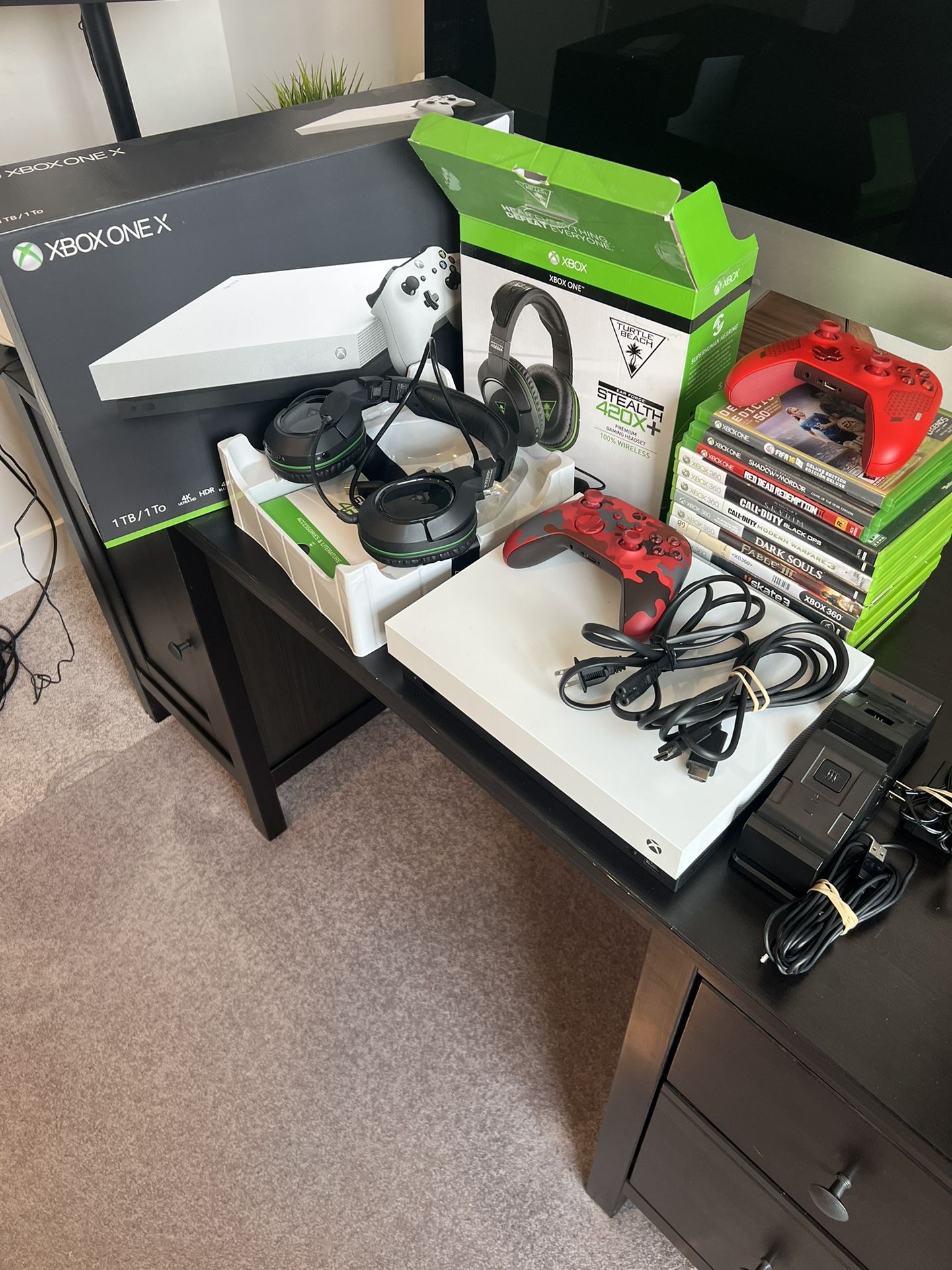 Xbox One X 1TB / 2 controllers / Turtle Beach Stealth 420X+ / Accessories 