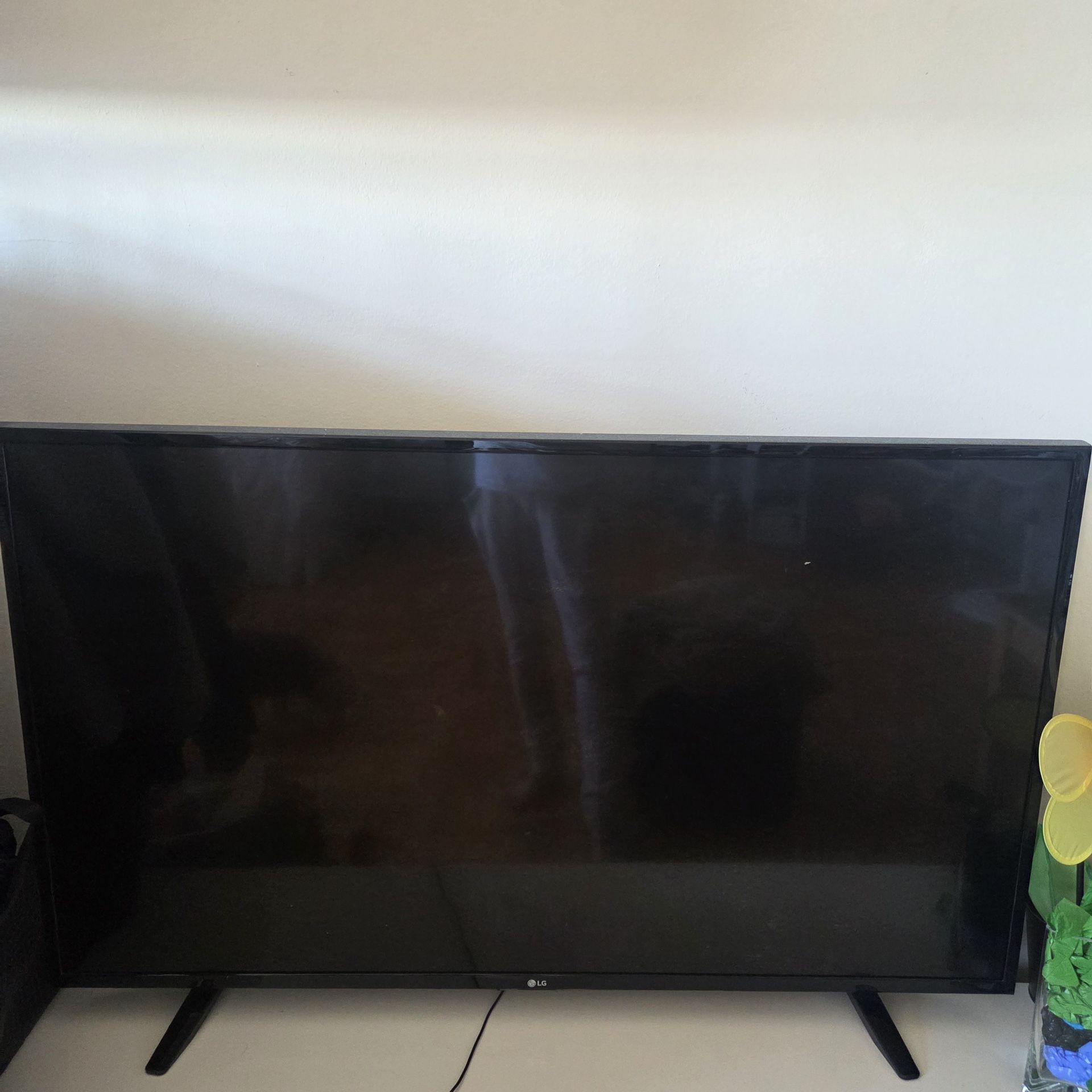 Selling LG 49'' LED 1080p HDTV 
