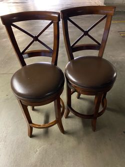 2 bar chairs /stools in good condition