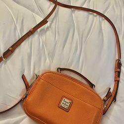 Dooney and Bourke orange crossbody purse! Great for any occasion!!!