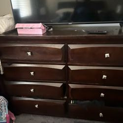 Queen bed, dressers and night stands