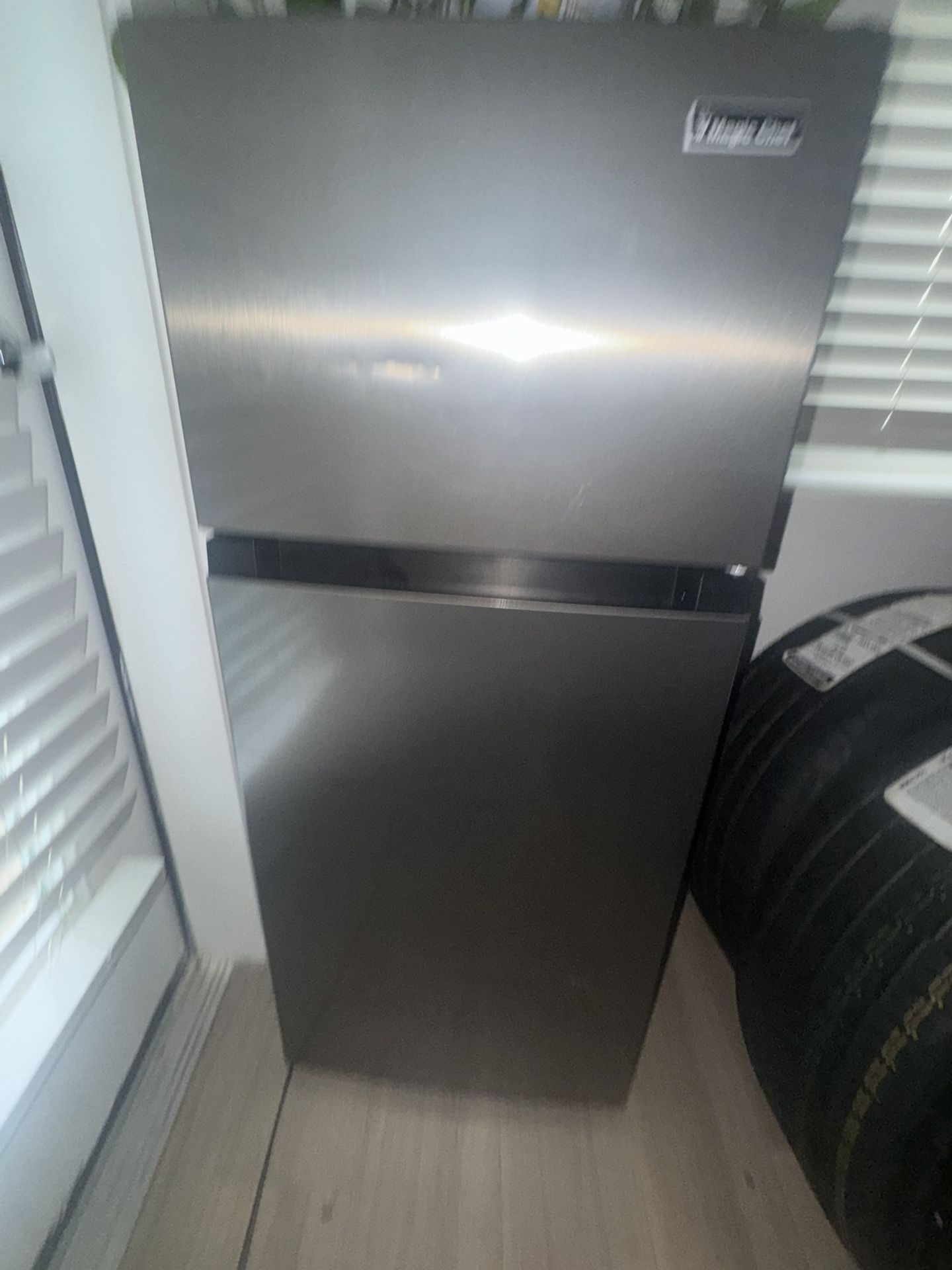 Magic Chef 4.5-cu. ft. Mini Refrigerator with Freezer HMDR45PS