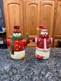 Ceramic C.I.C. VIV Eisner Winter Christmas Holiday Snowmen Pair of Salt and Pepper Shakers. Preowned.
