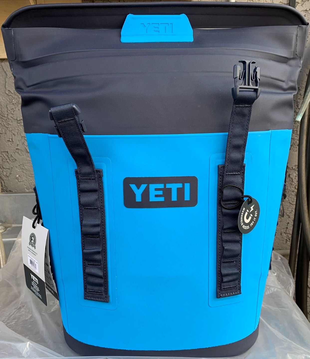 YETI HOPPER M12 Soft Cooler Backpack BIG WAVE BLUE BRAND NEW