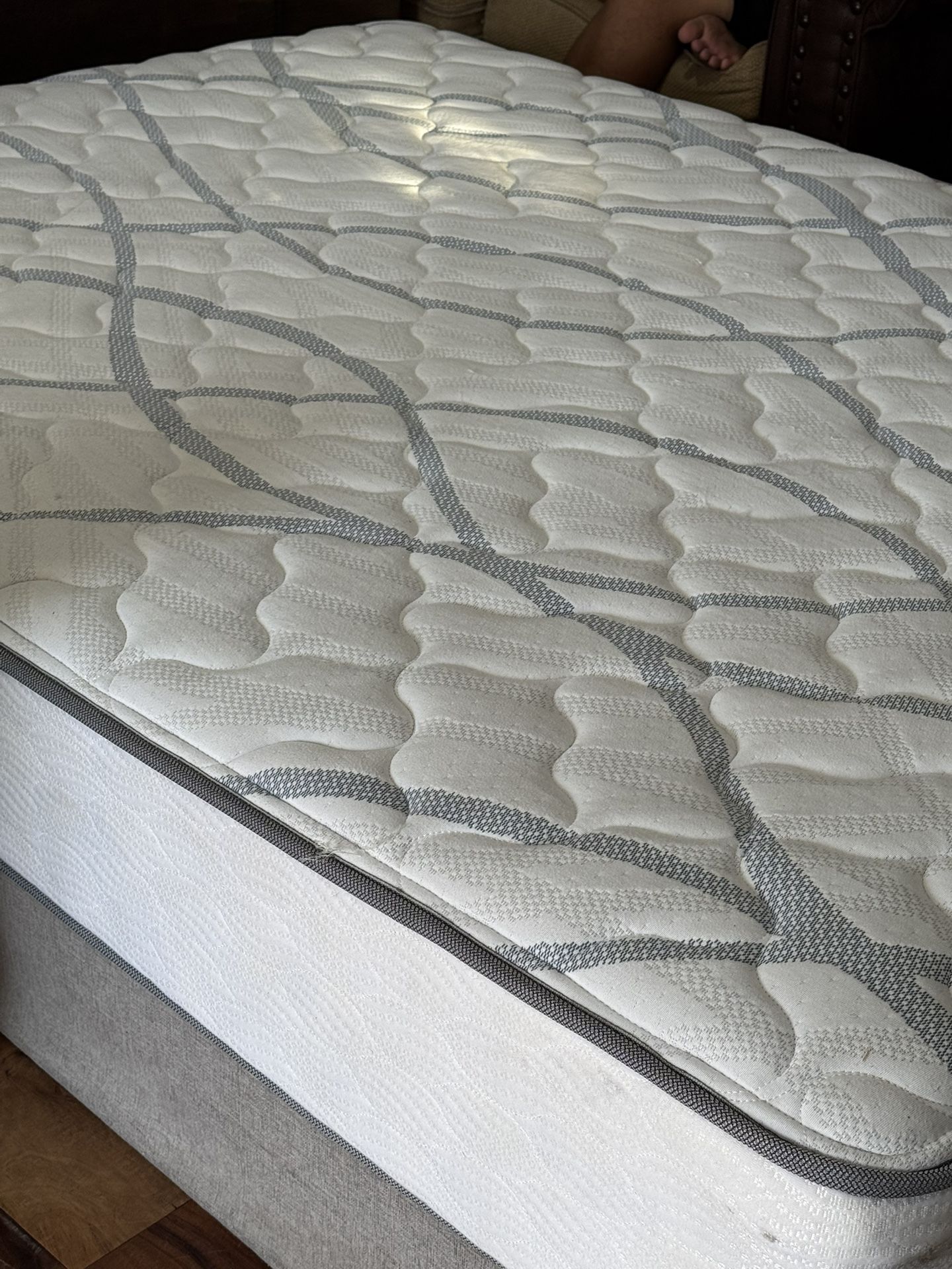 USED QUEEN SIZE SERTA MATTRESS ONLY