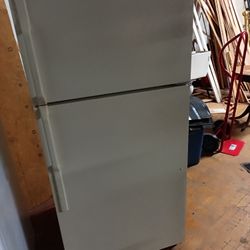 Refrigerator And Electric Stove Both Work Great $40 Delivery Fee Milwaukee!!