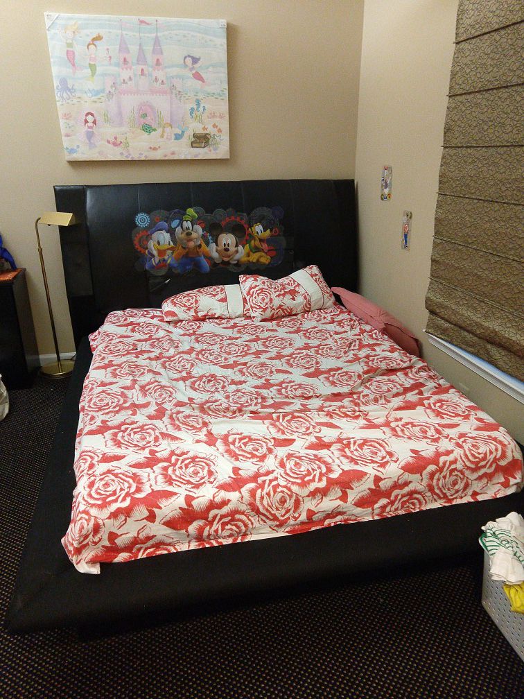 Queen size bed with memory foam mattress