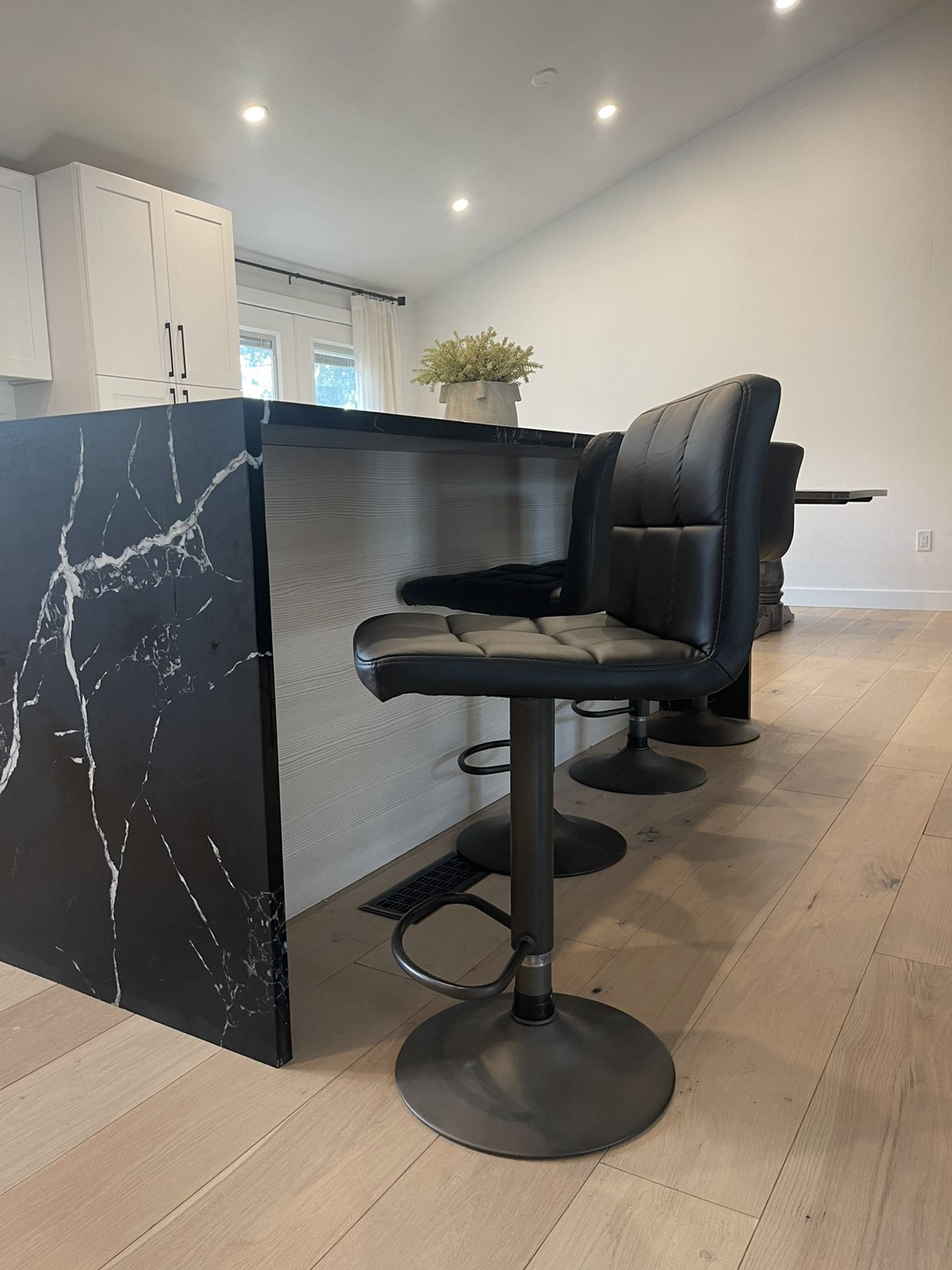 4 Black Modern Bar Stools for Sale in Marysville, WA OfferUp