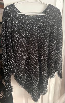 Apostrophe Black & White Textured Fringe Poncho Cape – One Size