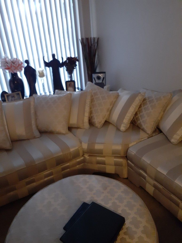 Beautiful  3 Pcs Sectional  With Big Ottoman In Good Condition 