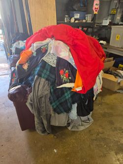 TODAY SUNDAY ONLY 10AM-5PM ! 10 used fleece throw blankets for $10