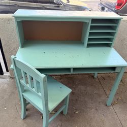 Free Desk – Solid Shape, Just Needs a Wipe Down